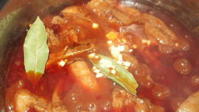 свиная грудинка, тушеная с луком и томатом