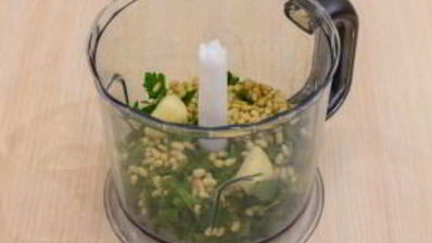 свинина, фаршированная зеленью и орехами