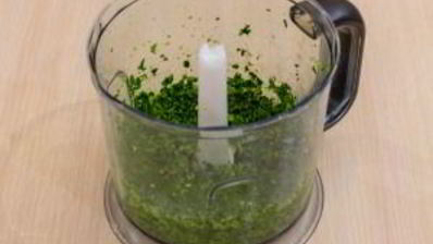 свинина, фаршированная зеленью и орехами