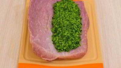 свинина, фаршированная зеленью и орехами