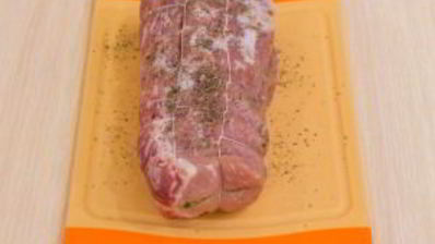 свинина, фаршированная зеленью и орехами