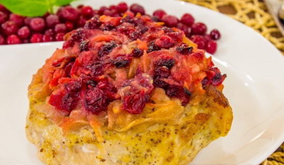Рецепт свинины, запеченной с яблоками и брусникой