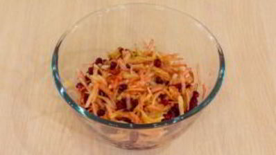 свинина, запеченная с яблоками и брусникой