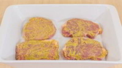 свинина, запеченная с яблоками и брусникой