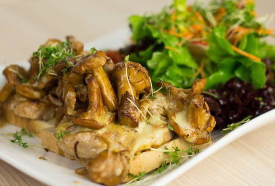 Телятина с грибами и пармезаном