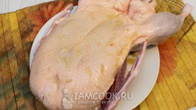 утка в рукаве в духовке