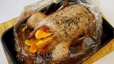 утка в рукаве в духовке
