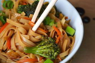 Нудлс — яичная лапша с овощами и соевым соусом