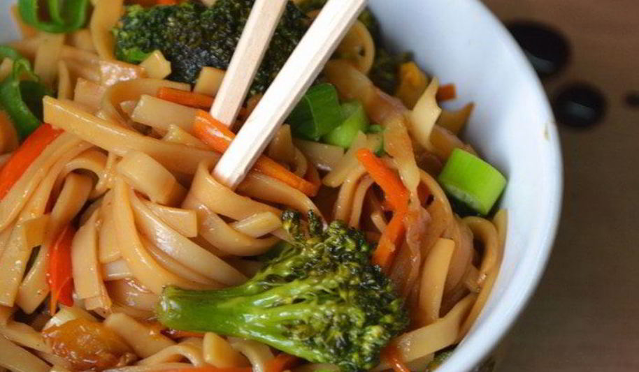Рецепт нудлса — яичной лапши с овощами и соевым соусом