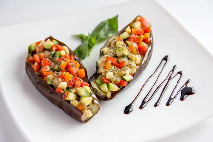 Баклажаны, фаршированные овощами