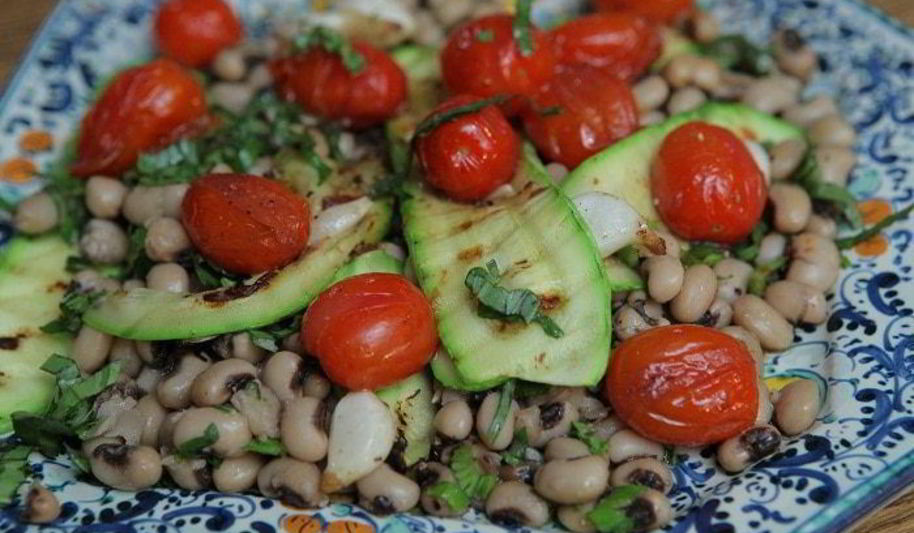 Рецепт фасоли с цукини, помидорами черри и базиликом