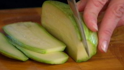 фасоль с цукини, помидорами черри и базиликом