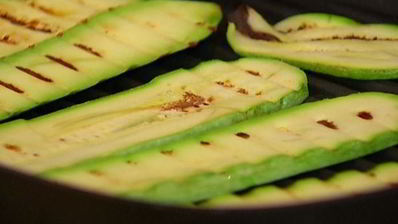 фасоль с цукини, помидорами черри и базиликом