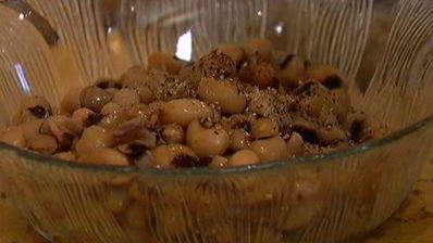 фасоль с цукини, помидорами черри и базиликом