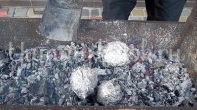 картофель, запеченный на углях