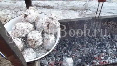 картофель, запеченный на углях