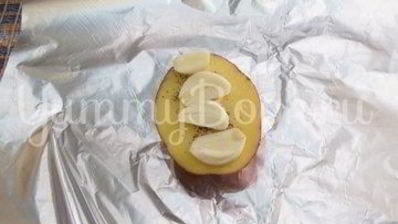 картофель, запеченный на углях