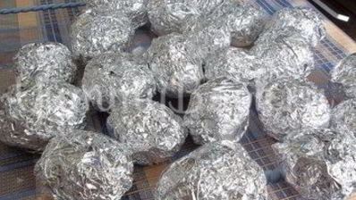 картофель, запеченный на углях