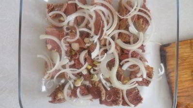 картофель, запеченный с говядиной под сырно-сметанным соусом