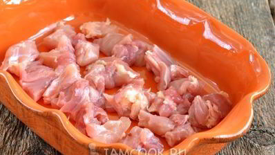 картофель, запеченный с курицей и беконом