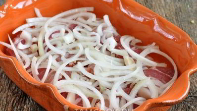 картофель, запеченный с курицей и беконом