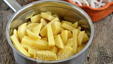 картофель, запеченный с курицей и беконом