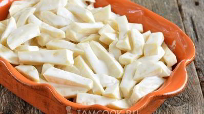 картофель, запеченный с курицей и беконом