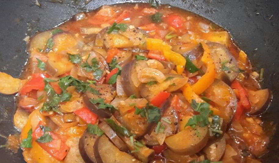 Рецепт овощей, тушенов в соусе из соков и соевого соуса