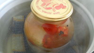 перец фаршированный помидорами