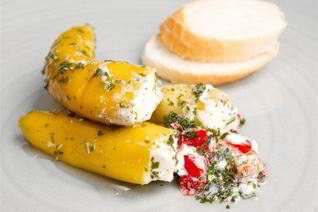 Перцы халапеньо, фаршированные маскарпоне, в беконе на гриле