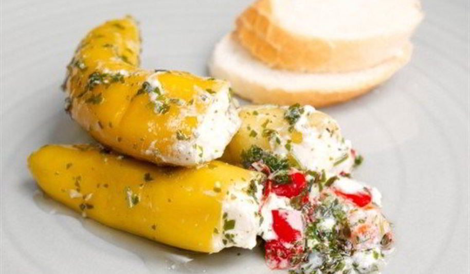 Рецепт перцев халапеньо, фаршированные маскарпоне, в беконе на гриле