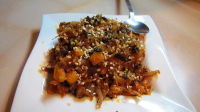 тушеная капуста с кукурузой, курагой, черносливом