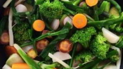 тушеные овощи с лимоном, зеленью и сливочным маслом