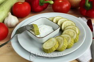 Запеченный кабачок с сырным соусом