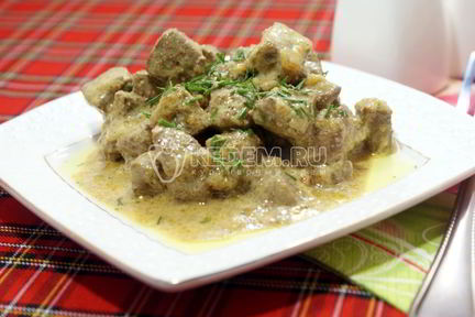 Говяжья печень со сметаной и зеленью