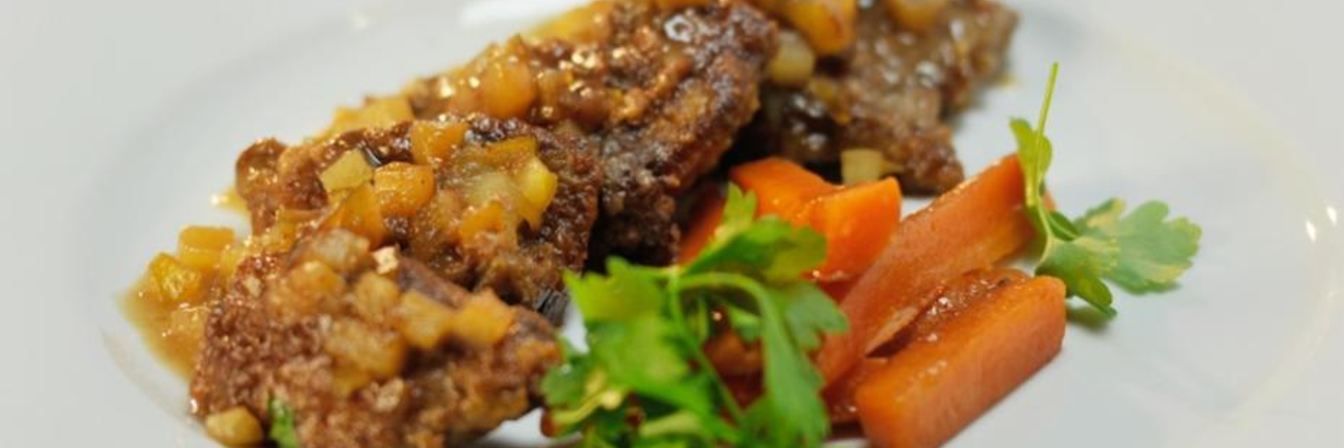 Говяжья печенка с морковью в яблочном соусе