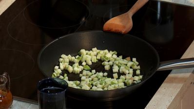 говяжья печенка с морковью в яблочном соусе