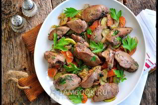 Куриная печень с кабачками