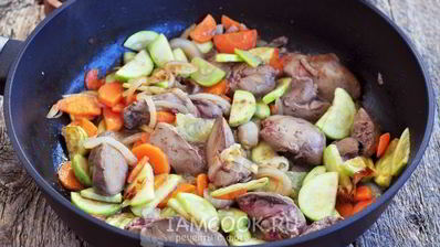 куриная печень с кабачками