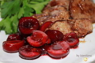 Куриная печень с маринованной черешней