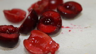 куриная печень с маринованной черешней