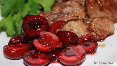 куриная печень с маринованной черешней