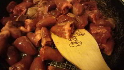 куриная печень с сердечками в сметанном соусе