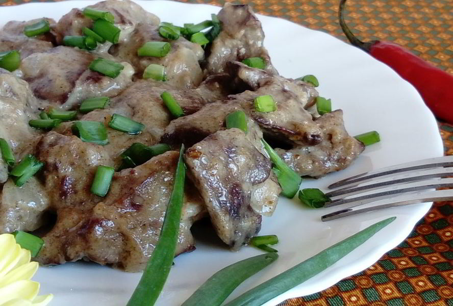 Куриная печень в сметанном соусе