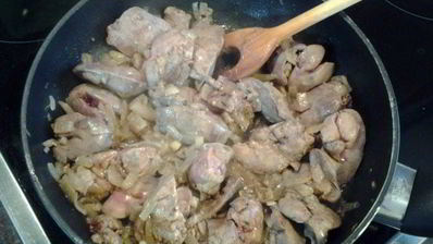 куриная печень в яблочно-сметанном соусе