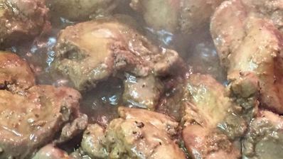 печень куриная с овощами, под ароматными травами