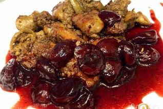 Печень под соусом из маринованной черешни