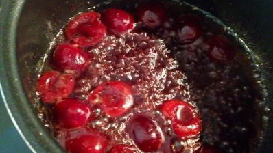 печень под соусом из маринованной черешни