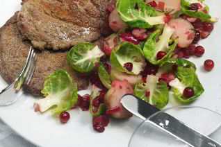 Печень с шалфеем, клюквой и брюссельской капустой