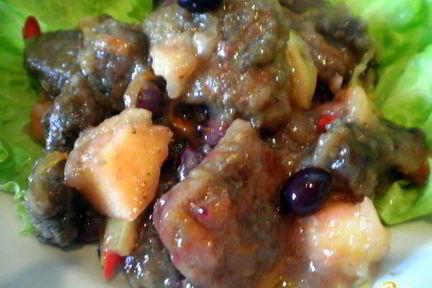 Печень с яблоками и черной смородиной